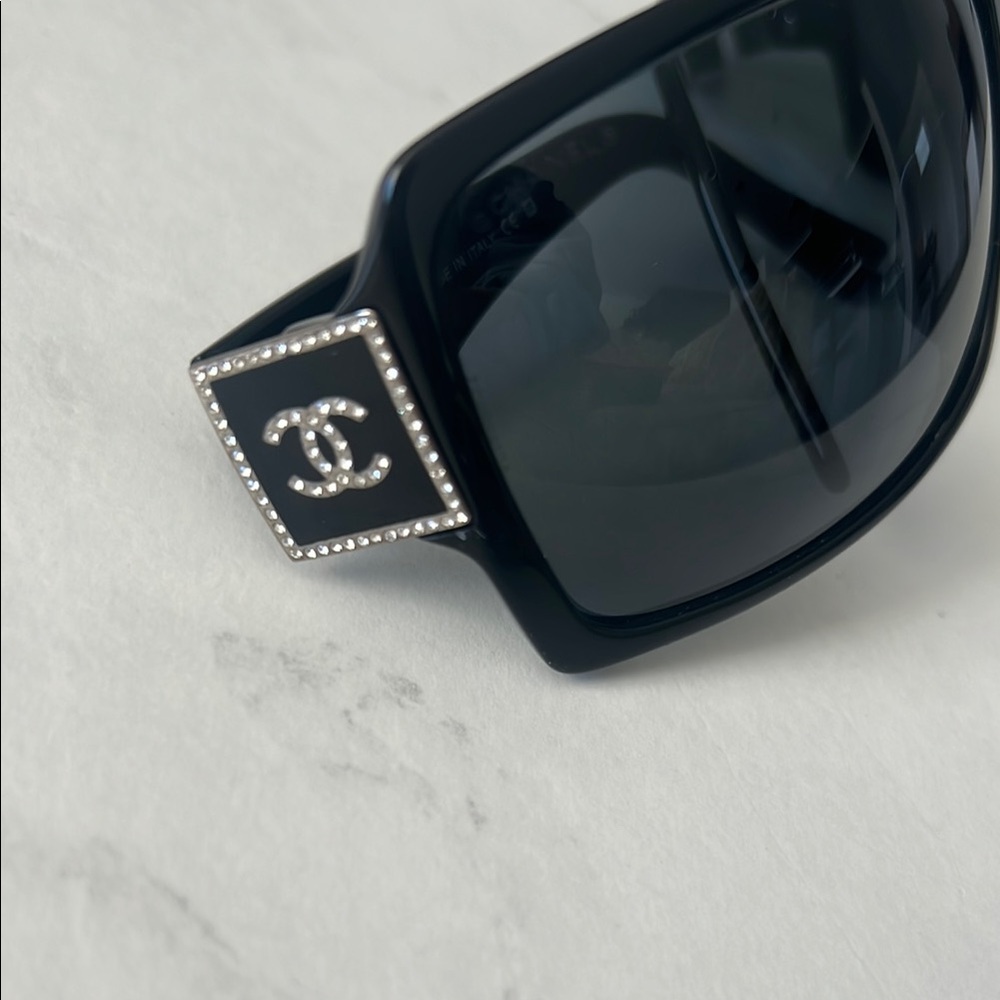 Stylish authentic CHANEL Black Sunglasses with Swarovski crystal logo sides - Picture 3 of 9